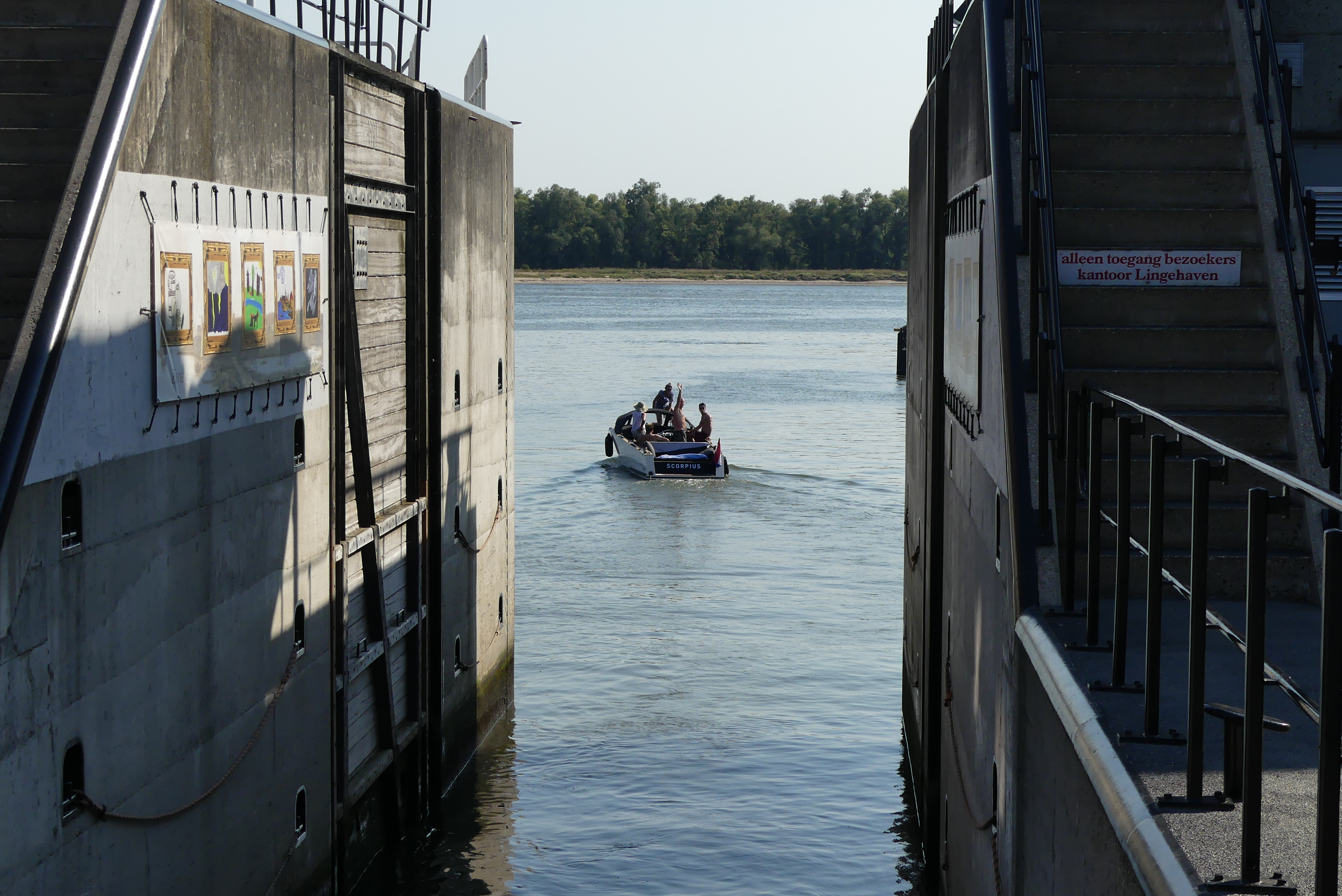 Modern kantoorpand van GorinchemWebshops aan het water met tulpen in de Gorinchem regio